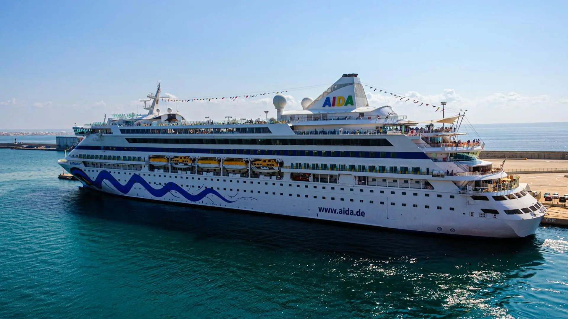 Cruise-Ship-Docked-in-Harbor